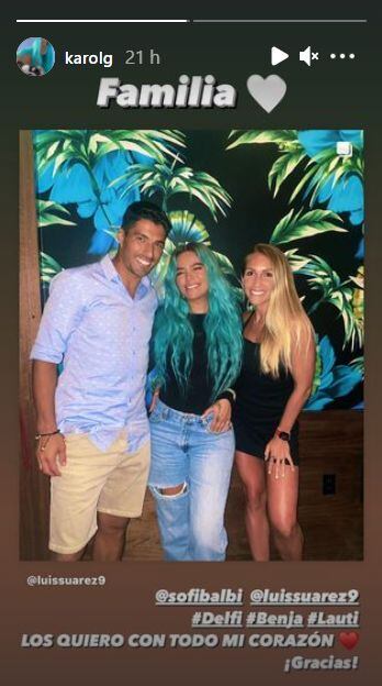 Karol G se luce en fotografía junto a Luis Suárez y su esposa. (Foto: Captura)