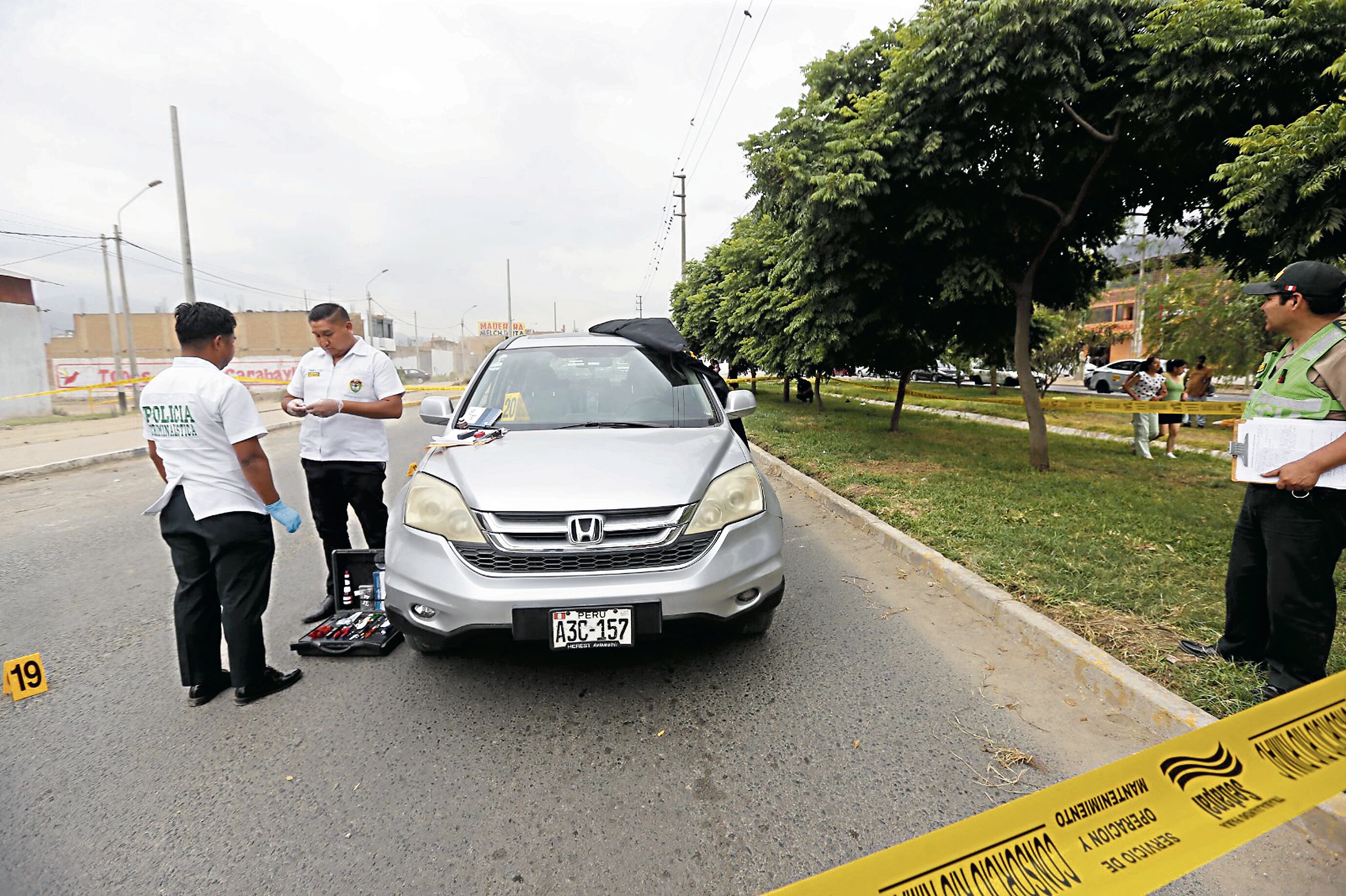 Auto que conducía Oscar Medelius fue acribillado en Carabayllo.