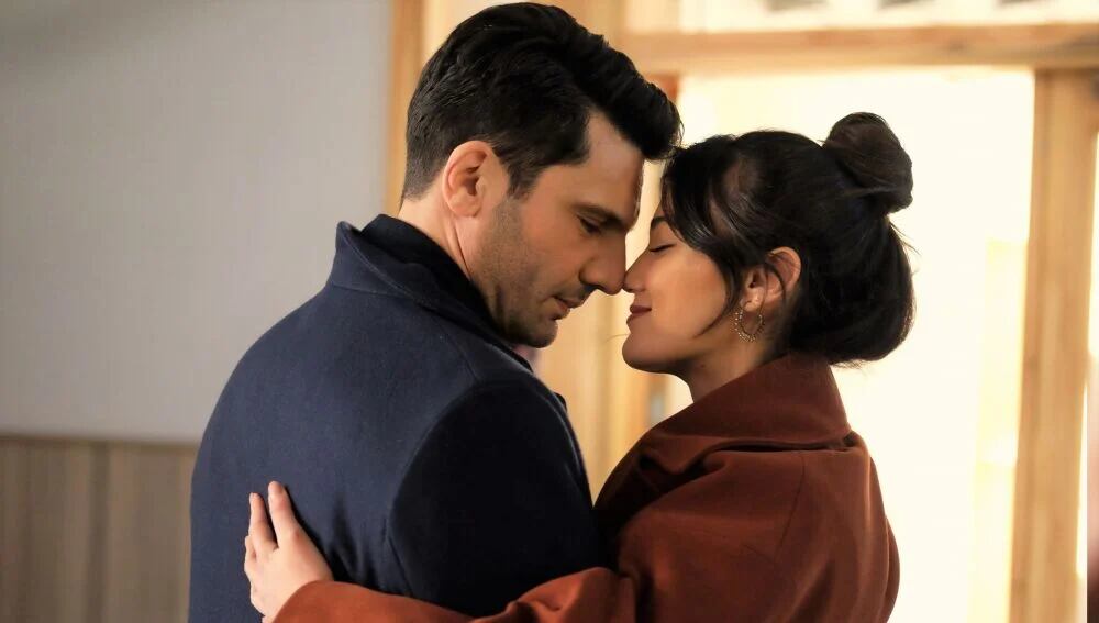 Ceylin e Ilgaz en la telenovela turca "Secretos de familia" (Foto: Ay Yapım)