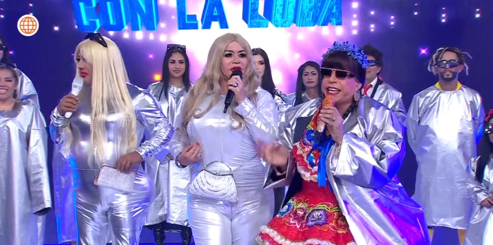 Susy Díaz se defiende tras ser acusada por las fans de Shakira de haberla abrazado previo al concierto.