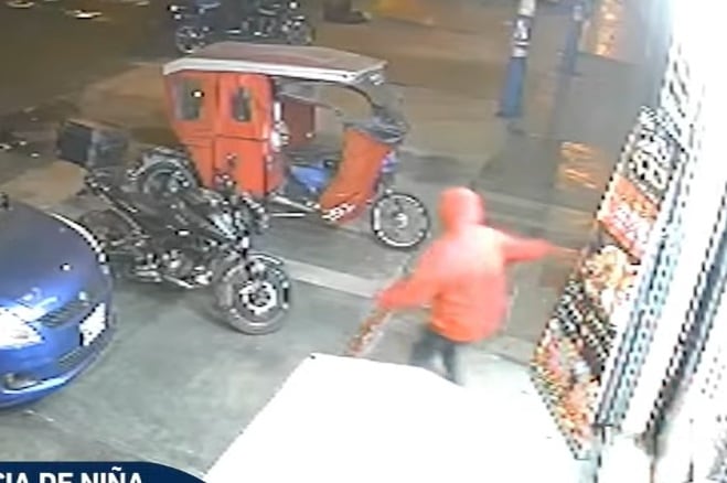 Sujeto de rojo escapa tras atacar a sujeto en restaurante en Santa Anita. (Willax Noticias)