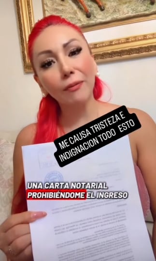 Deysi Araujo muestra la carta notarial que recibió de sus vecinos prohibiéndole el uso de áreas comunes.