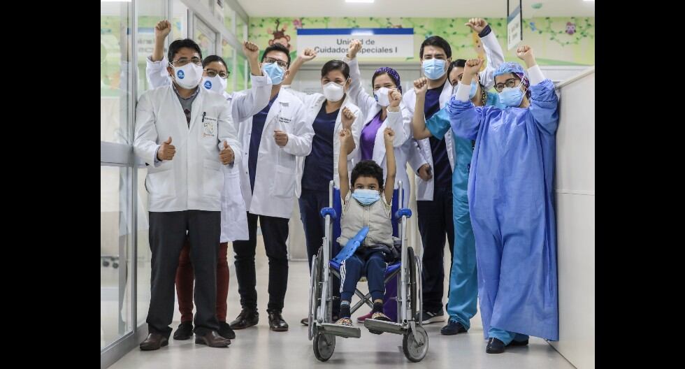 Padre dona parte de su hígado y salva a su niño con exitoso trasplante realizado en el Hospital Rebagliati. (EsSalud)