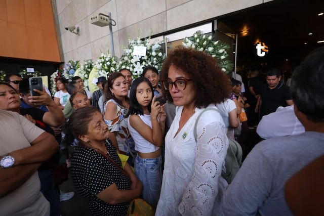 Actriz Evelyn Ortiz en el velorio de Manolo Rojas (Antonio Melgarejo @photo.gec)