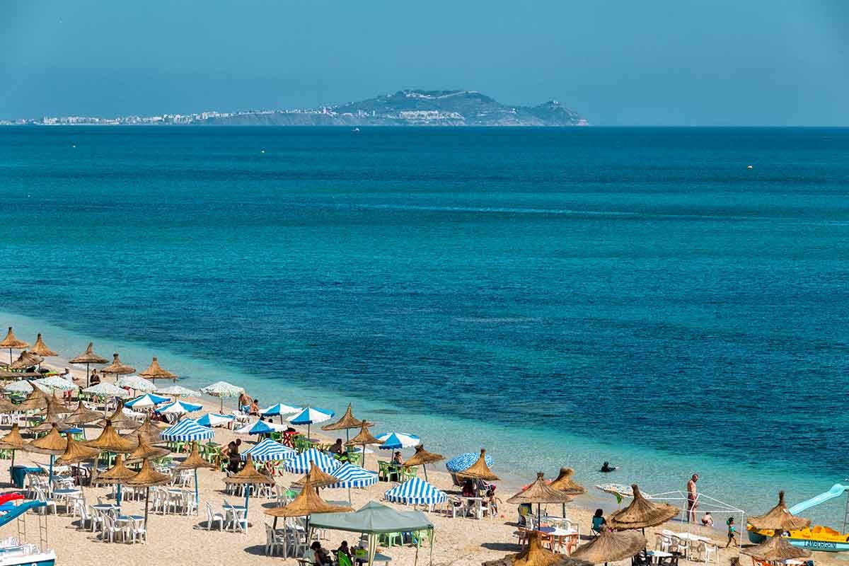 Tiene una zona costera con playas de aguas cristalinas y arena blanca, y algunas con olas gigantescas para surfistas. Foto: Internet.