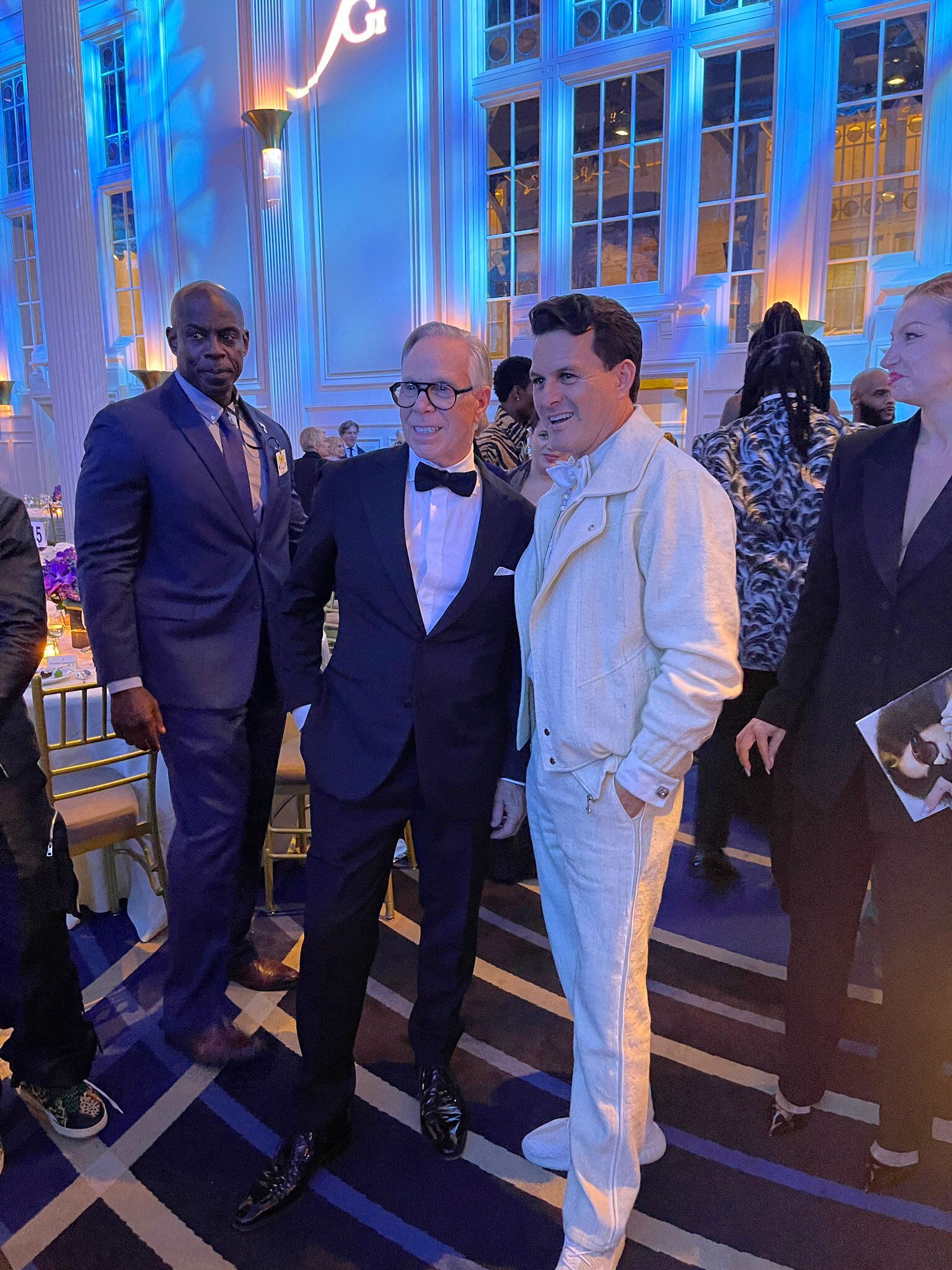 Sergio Dávila asistió al evento anual de “The Fashion International New York” donde premiaron al reconocido diseñador estadounidense Tommy Hilfiger.