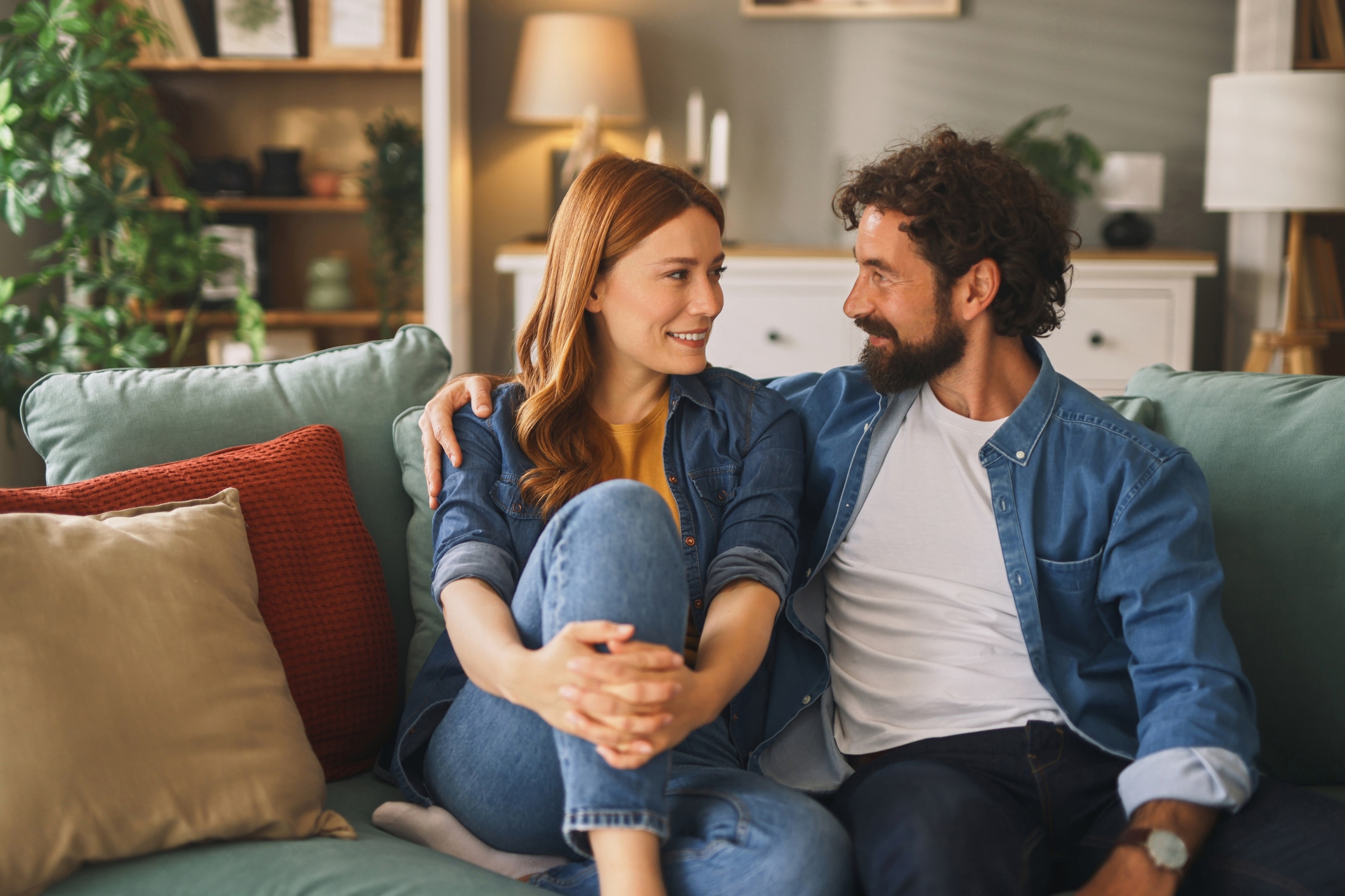 Es fundamental conocer la situación financiera de ambos: díganse cuánto gana cada uno y si tienen deudas pendientes. En qué gastan y cuánto ahorran cada mes. Otro tema son las metas futuras, hablen de comprar una casa, tener hijos u otros planes. Foto: Istock