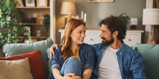 Es fundamental conocer la situación financiera de ambos: díganse cuánto gana cada uno y si tienen deudas pendientes. En qué gastan y cuánto ahorran cada mes. Otro tema son las metas futuras, hablen de comprar una casa, tener hijos u otros planes. Foto: Istock