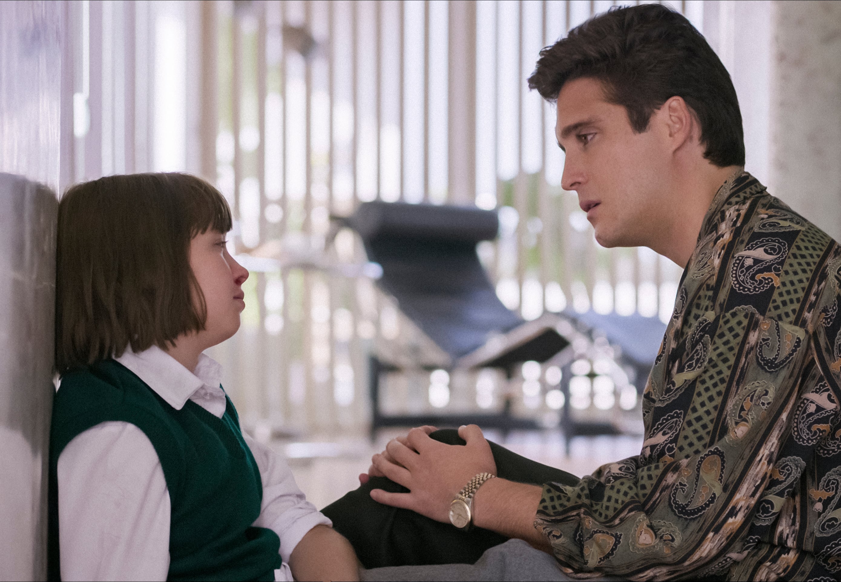 LUIS MIGUEL LA SERIE - Temporada 2 (L to R) AXEL LLUNAS as SERGIO BASTERI and DIEGO BONETA as LUIS MIGUEL in Episode 208 of LUIS MIGUEL LA SERIE Temporada 2. Cr. NETFLIX ©️ 2021