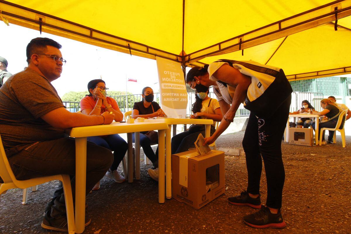 Una mujer emite su voto para las elecciones presidenciales de Colombia el 23 de mayo de 2022, en un centro de votación ubicado en la ciudad de Cúcuta, para las personas que viven al otro lado de la frontera con Venezuela -que no tiene consulado colombiano- antes de las elecciones del fin de semana (Foto: Schneyder Mendoza / AFP)