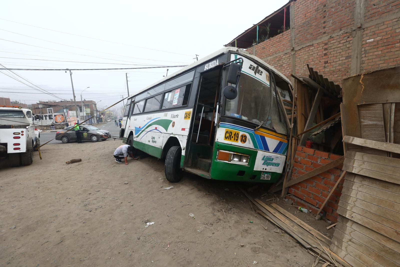 Bus terminó empotrado en la vivienda. | Foto: Gonzalo Córdova
