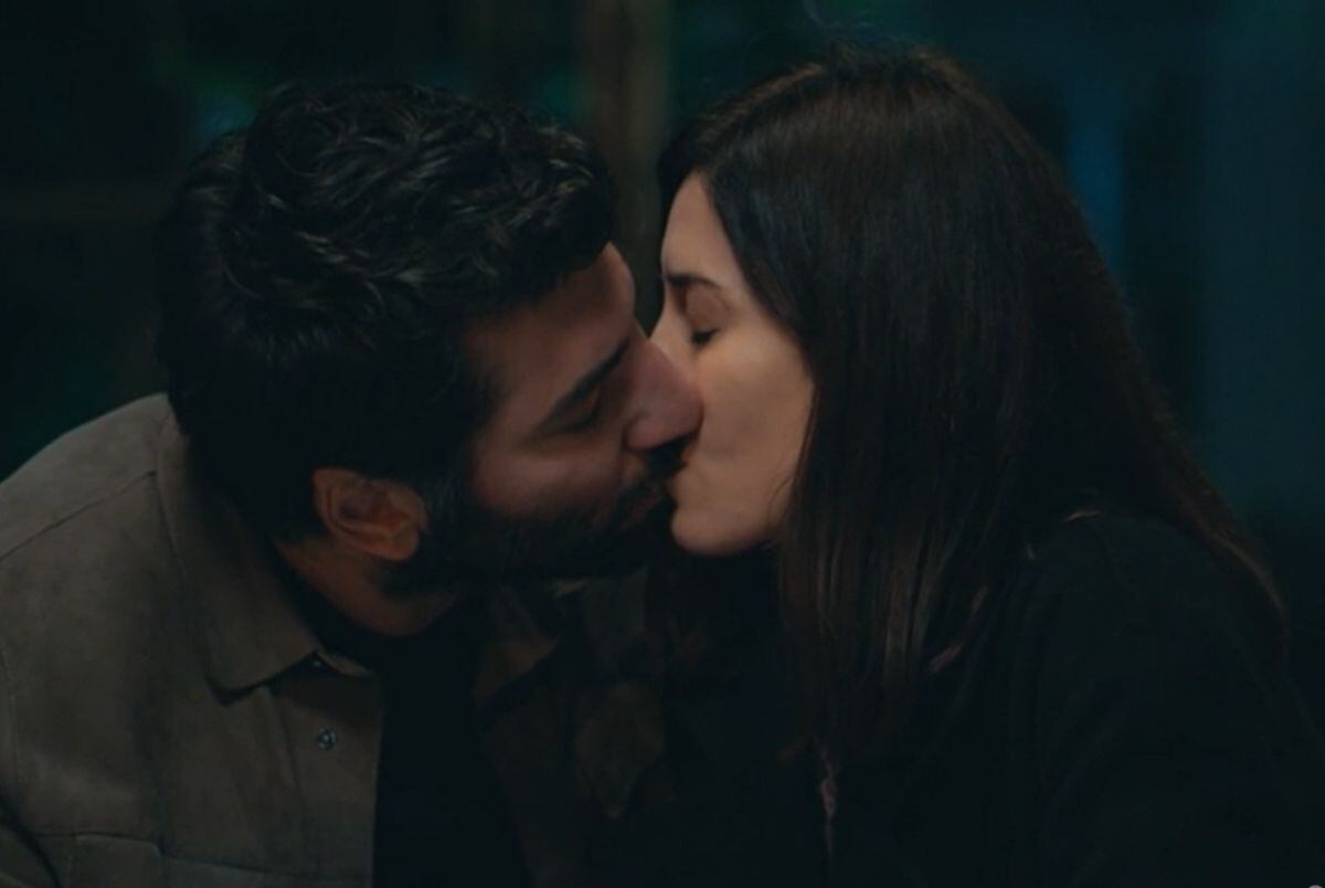 Aras y Asya besándose en la telenovela "Infiel". (Foto: Medyapım)