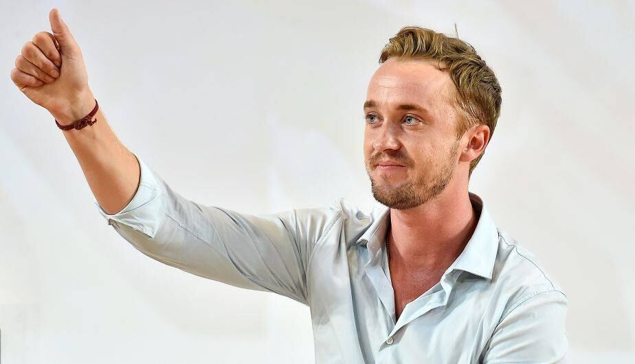 Tom Felton saludando en una conferencia de prensa. (Foto: Getty Images)