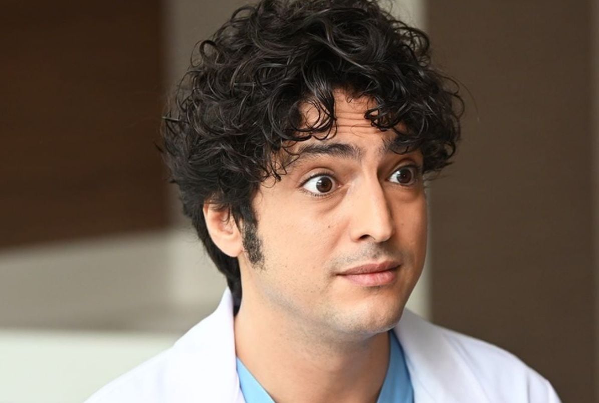 Taner Ölmez interpreta al médico novato Ali Vefa, un doctor en el espectro autista cuya gran habilidad se ve dificultada por su falta de habilidades sociales. (Fuente: @mfyapimtv/ Instagram)