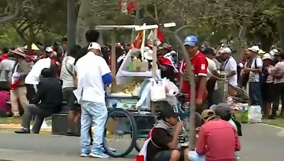 Manifestantes comen cebiche en paseo Colón