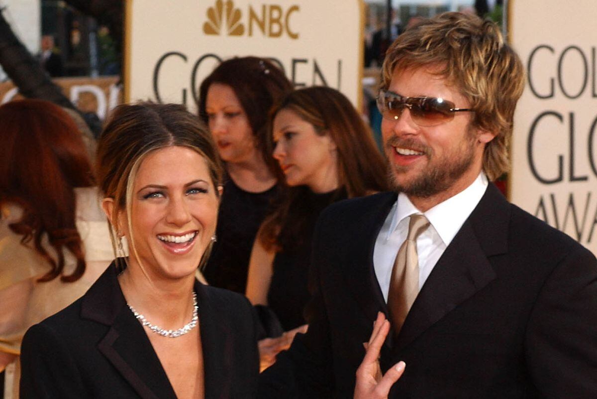 Brad Pitt y Jennifer Aniston se dejaban ver sonrientes y derrochando amor. (Foto: AFP)