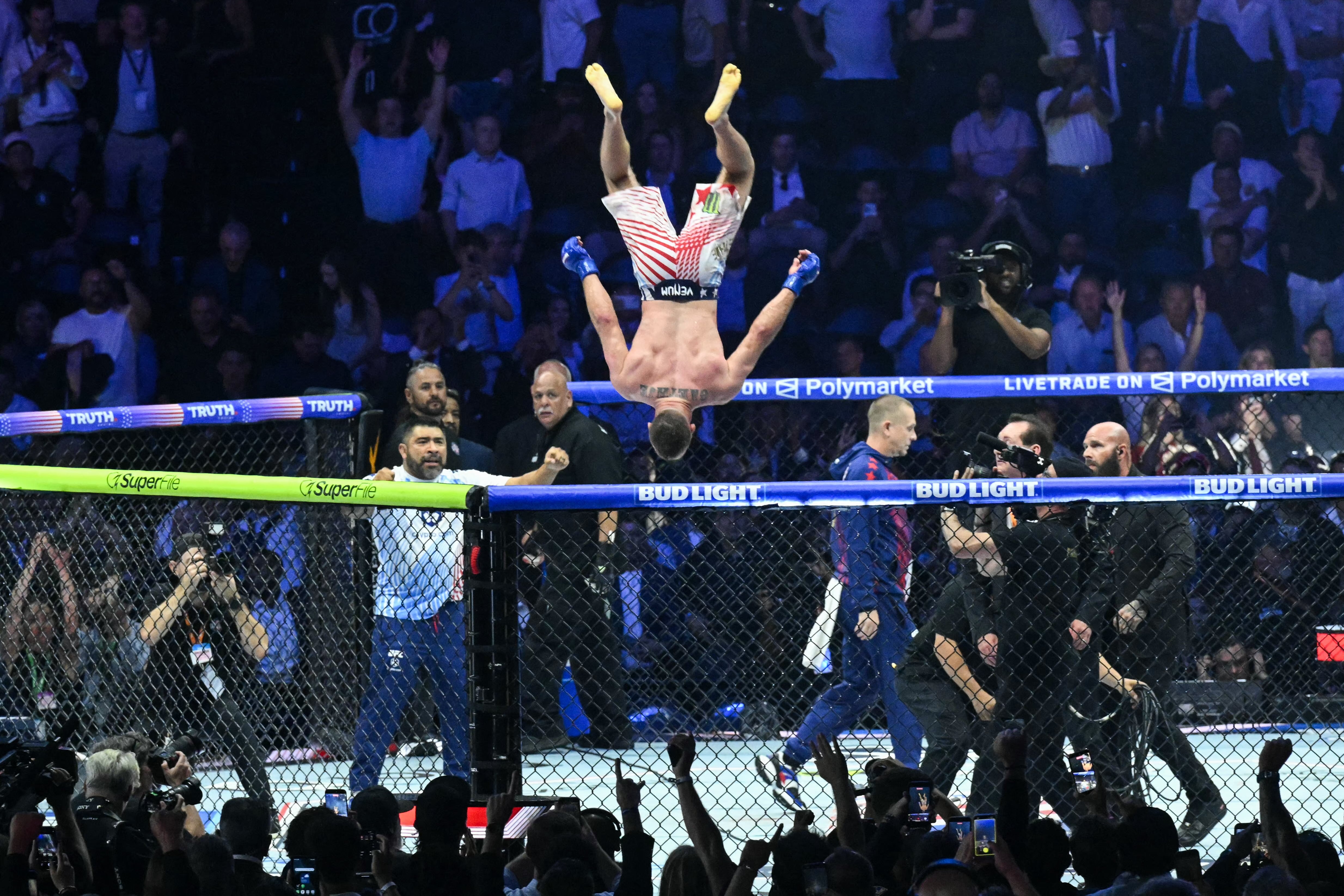 Justin Gaethje era underdog en las apuestas y termina sorprendiendo al mundo con su impecable performance.. (Photo by SAUL LOEB / POOL / AFP)