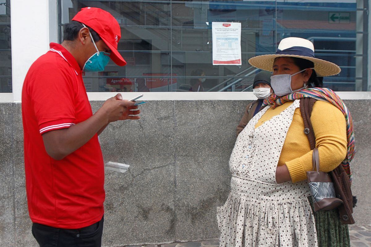 Si tu hogar es beneficiario del BFU, podrás cobrar en la fase que se te asignó de acuerdo a la modalidad correspondiente. El 7 de noviembre empieza para Banca Celular (Foto: AFP)