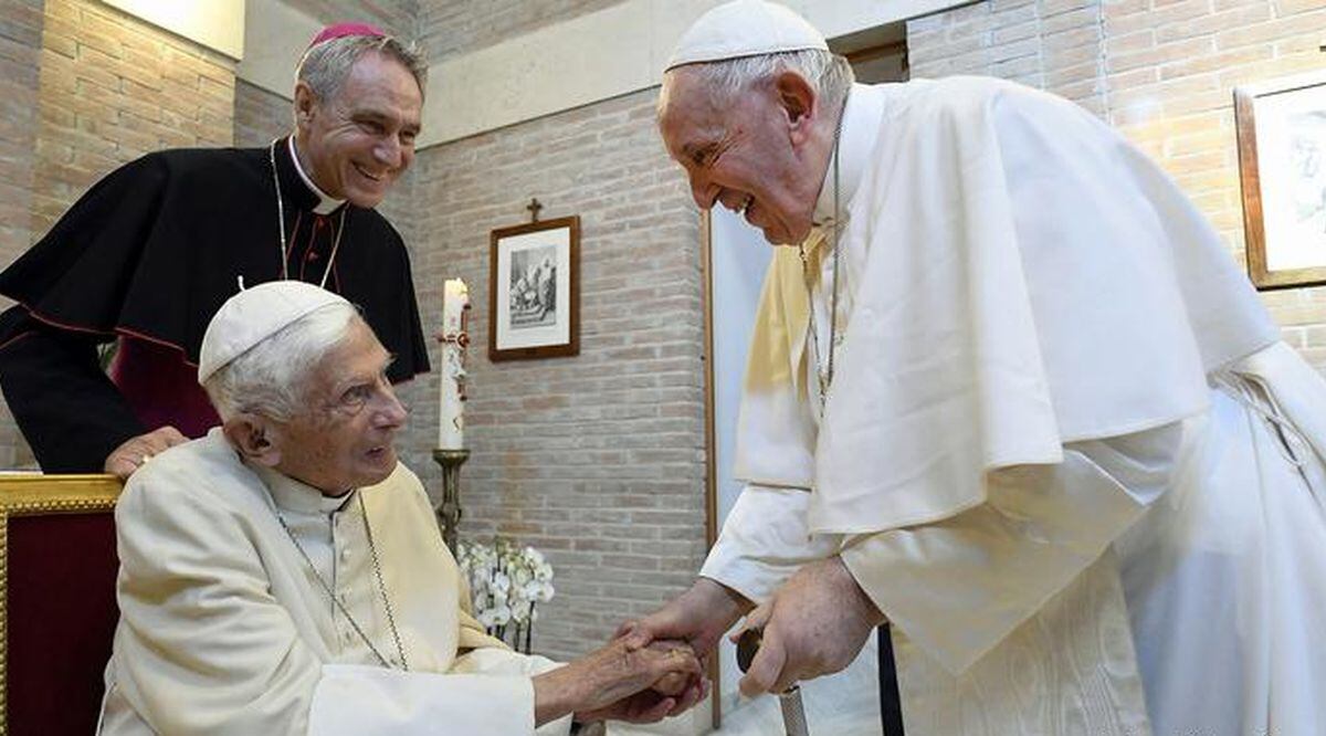 Benedicto recibiendo la visita de Francisco, en una foto de archivo (Foto: abaca / picture aliance)