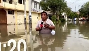 Piura: Reportero hace enlace con medio cuerpo bajo el agua por inundaciones | VIDEO