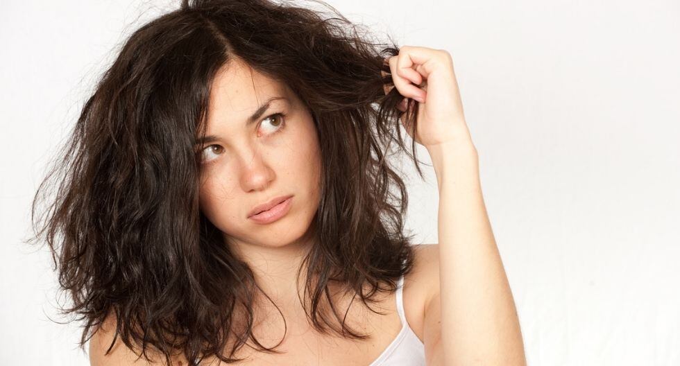 Cuando terminamos de lavarnos el pelo, es normal que nuestro cuero cabelludo esté enrojecido por el agua caliente. Sin embargo, si permanece así durante mucho tiempo, es una señal de alerta. Foto: iStock.