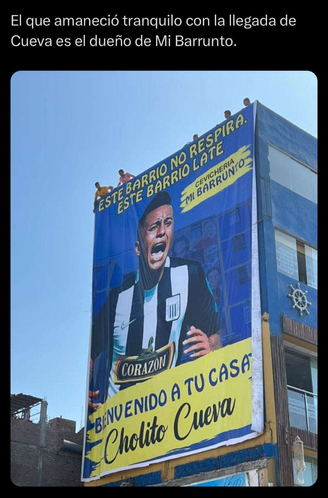 'Mi Barrunto' celebró llegada de Christian Cueva a Alianza Lima con gigantesca pancarta. Foto: Captura.