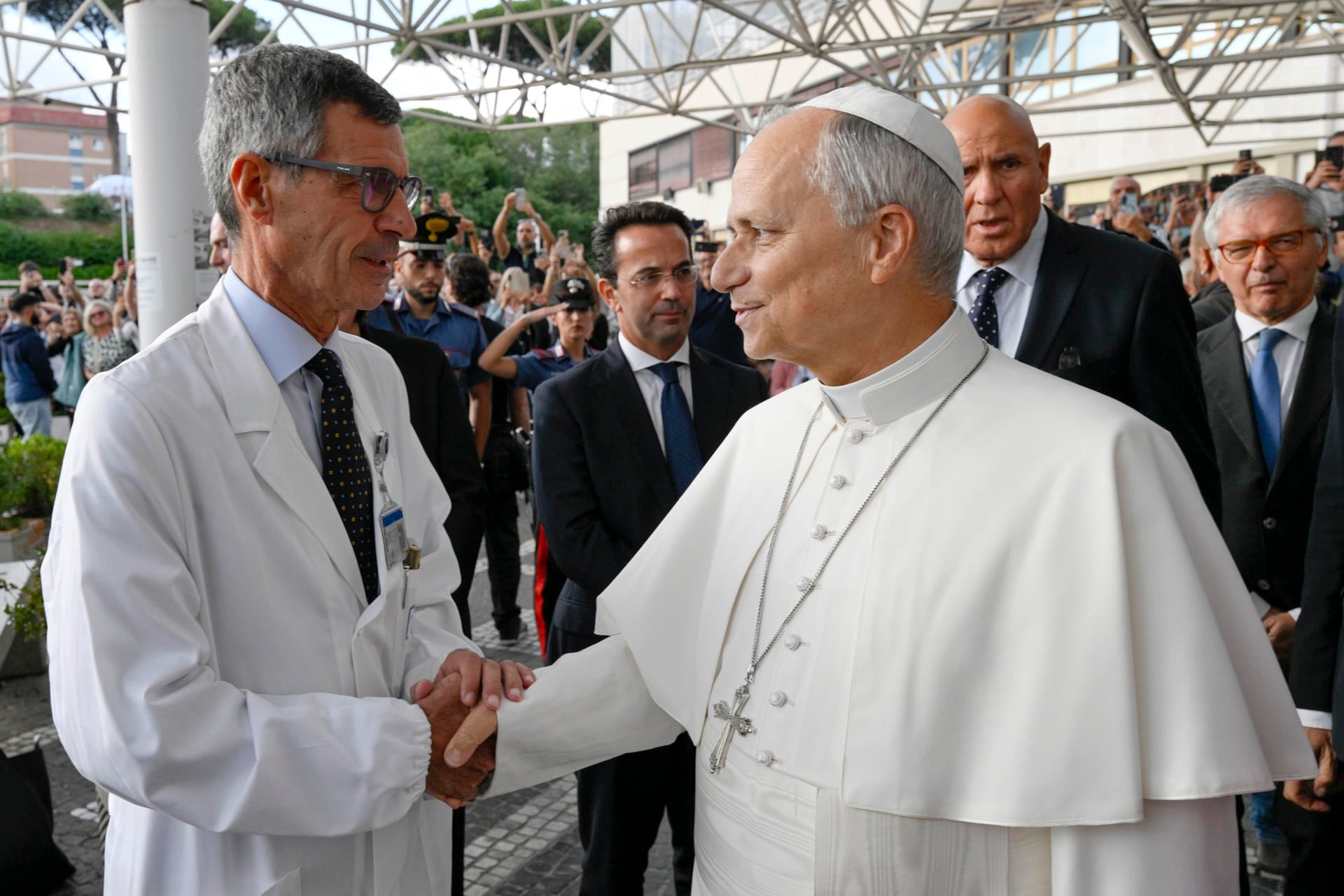 El papa León XIV saludando al doctor Stefano Margaritora, quien lideró su operación en el hospital Gemelli. (Foto: Simone Risoluti/EFE)