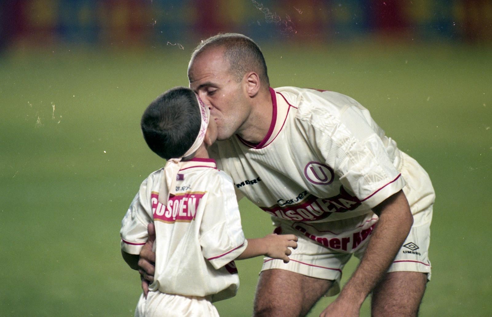 Gustavo Grondona saluda a su hijo quien hoy guarda su colección de camisetas del tricampeonato (Foto: GEC)