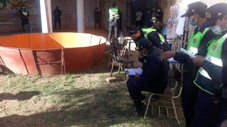Arequipa: intervienen a 21 personas en pelea de gallos y comiendo pollada