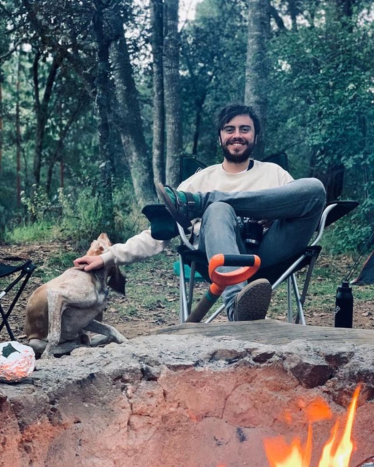 Junto a su mascota en un día de campo (Foto: Roberto Blandón / Instagram)