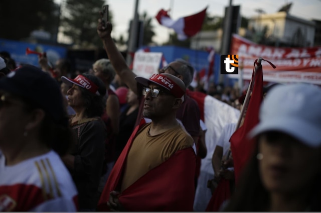 Cientos de personas se concentran en la Avenida de La Peruanidad en el Campo de Marte de Jesús María, para protestar contra el jefe de la ONPE Piero Corvetto y el presunto fraude reclamado por el partido de Renovación Popular.
Fotos: Julio Reaño/@photo.gec