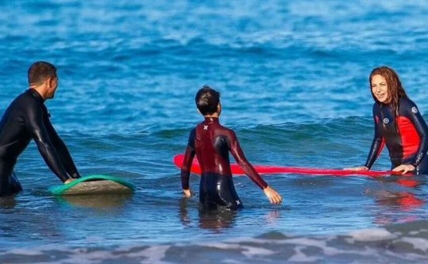 La famosa de 45 años junto a su entrenador de surf y uno de sus hijos (Foto: Jordi Martín)