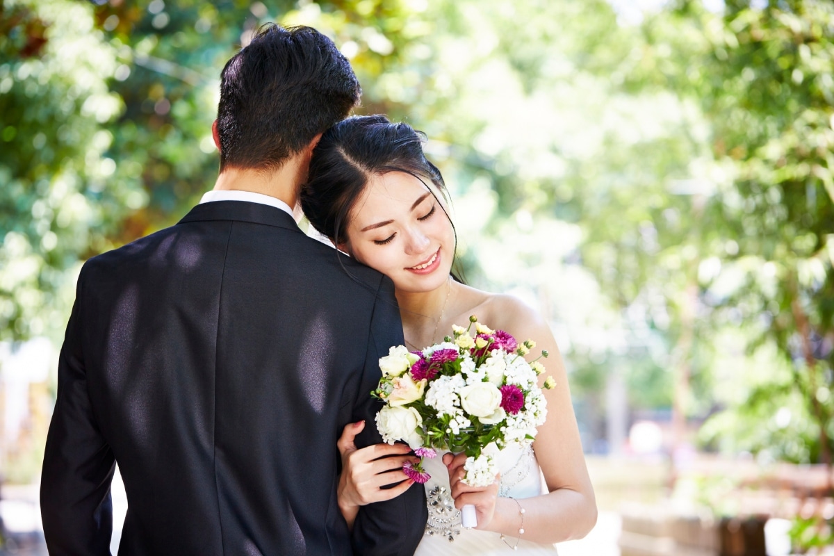 ¿Qué hay detrás de una mujer que accede casarse con un hombre que ha sido infiel varias veces? La psicóloga Juliana Sequera responde. Foto: Istock.