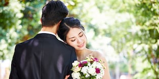 ¿Qué hay detrás de una mujer que accede casarse con un hombre que ha sido infiel varias veces? La psicóloga Juliana Sequera responde. Foto: Istock.
