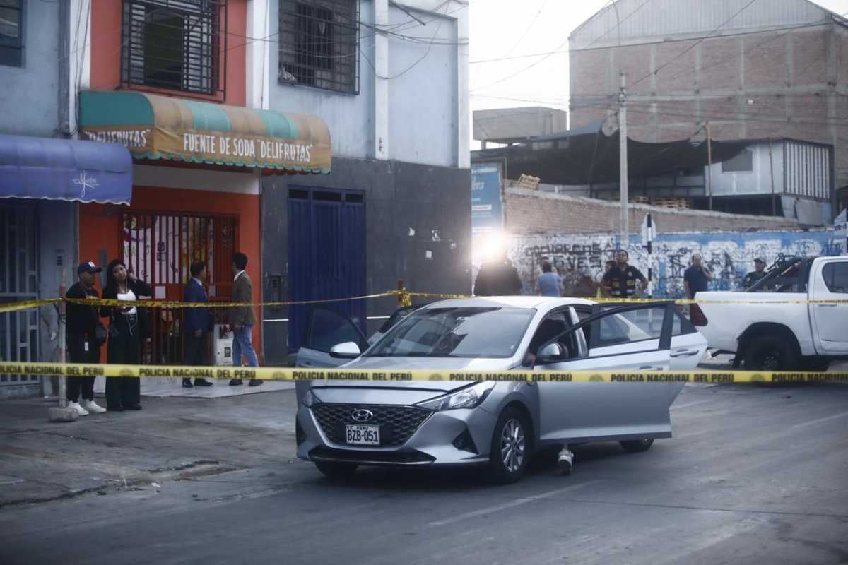 Asesinan a un taxista dentro de su vehículo en la cuadra 3 del jirón Bélgica en La Victoria. Fotos: César Grados/@photo.gec