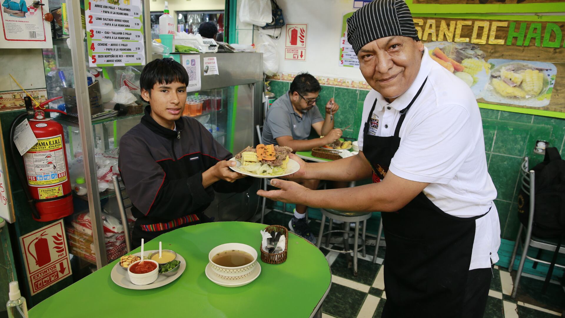 Don Walter Quispe vende suculento plato con su sazón puneña. FOTO: ALLENGINO QUINTANA