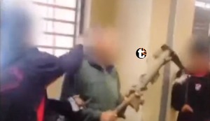 ¡Giro Inesperado! Profesor que fue grabado siendo agredido por sus alumnos ahora es denunciado por tocamientos indebidos