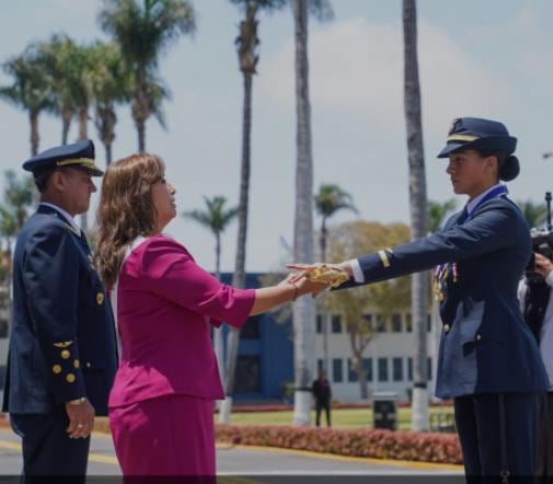 Alférez FAP Ashley Stacy Vargas Mendoza con Dina Boluarte.