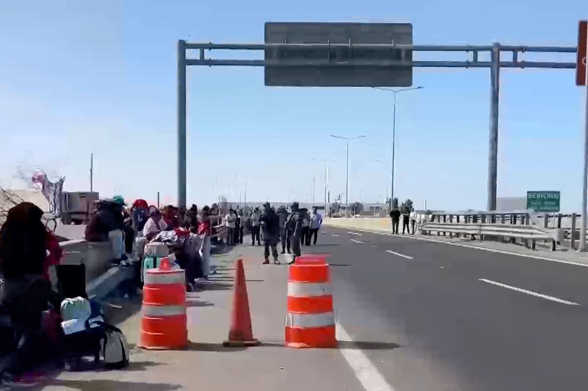 Los migrantes pasaron la noche sobre la pampa en carpas improvisadas. Foto: América Noticias