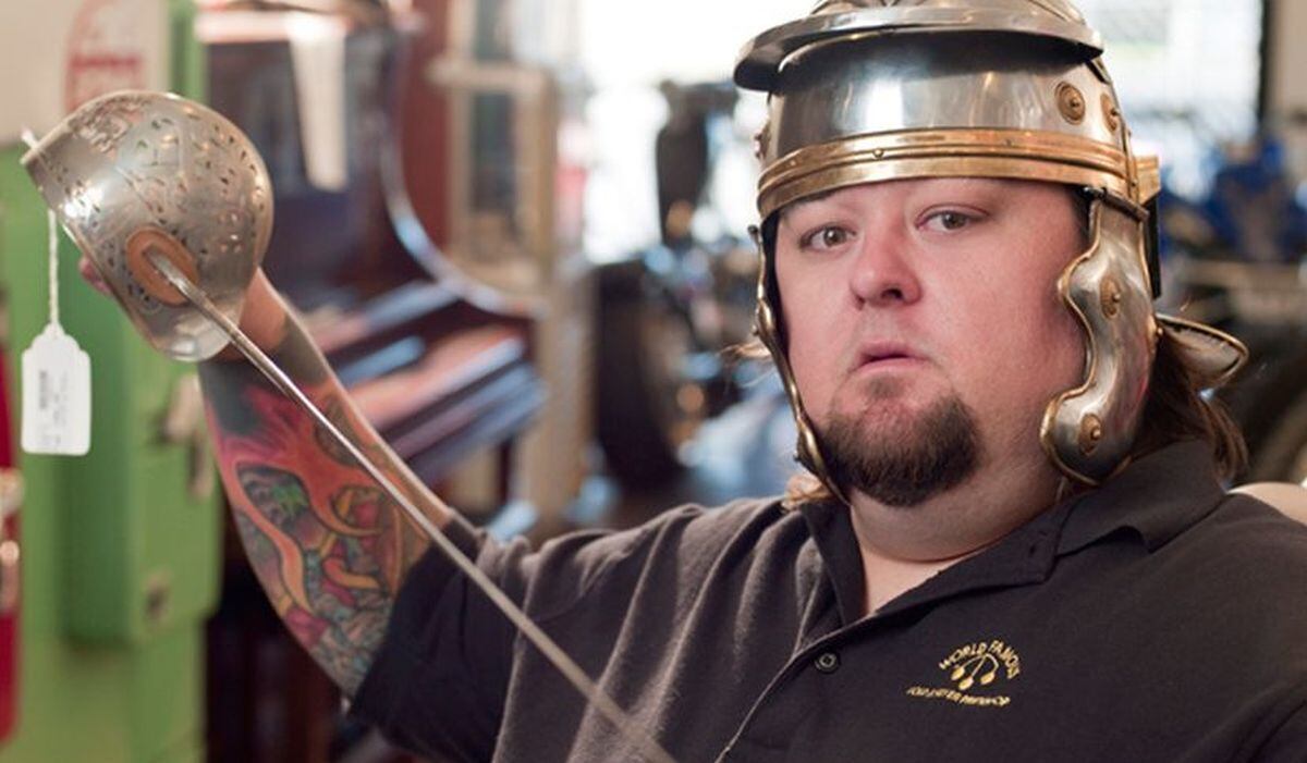 En "El precio de la historia", además de ser considerado la parte cómica, se destacaba por ser especialista en diversos temas. Aquí luciendo un peculiar caso y sosteniendo un objeto (Foto History Channel)