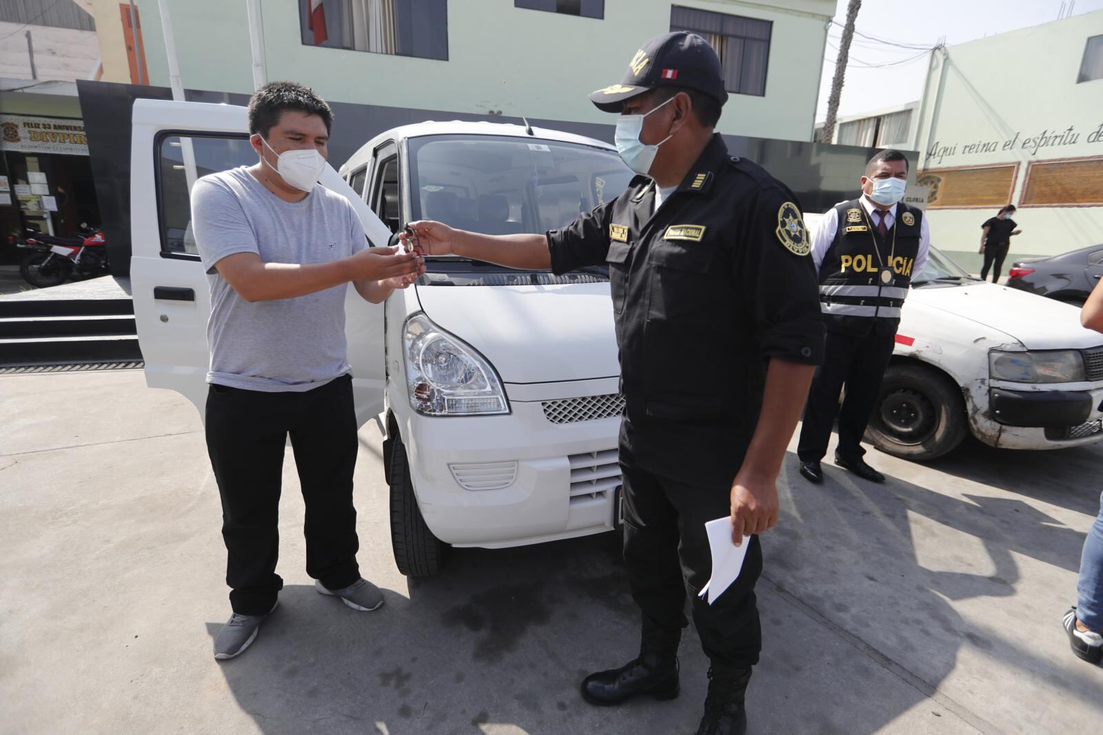 Aquí, el comerciante que recuperó su carro robado.| Foto: Joseph Ángeles