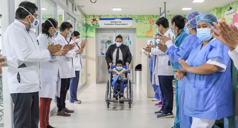 Padre dona parte de su hígado y salva a su niño con exitoso trasplante realizado en el Hospital Rebagliati. (EsSalud)