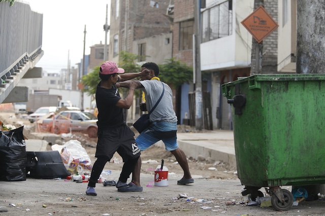 Recorrido después de los festejos de Año Nuevo al amanecer en las calles de Lima. Foto: Joseph Angeles/@photo.gec