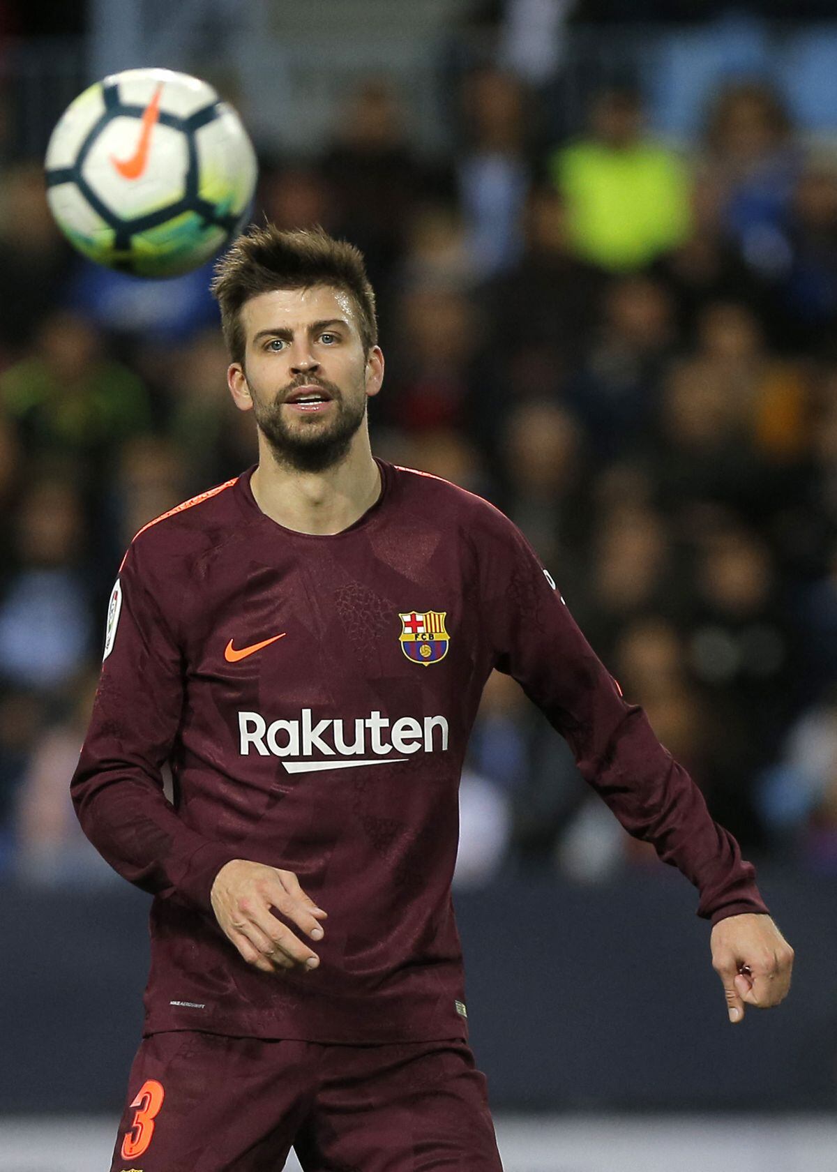 Gerard Piqué mira el balón durante el partido de fútbol de la liga española entre el Málaga CF y el FC Barcelona en el estadio La Rosaleda de Málaga el 10 de marzo de 2018 (Foto: Stringer / AFP)