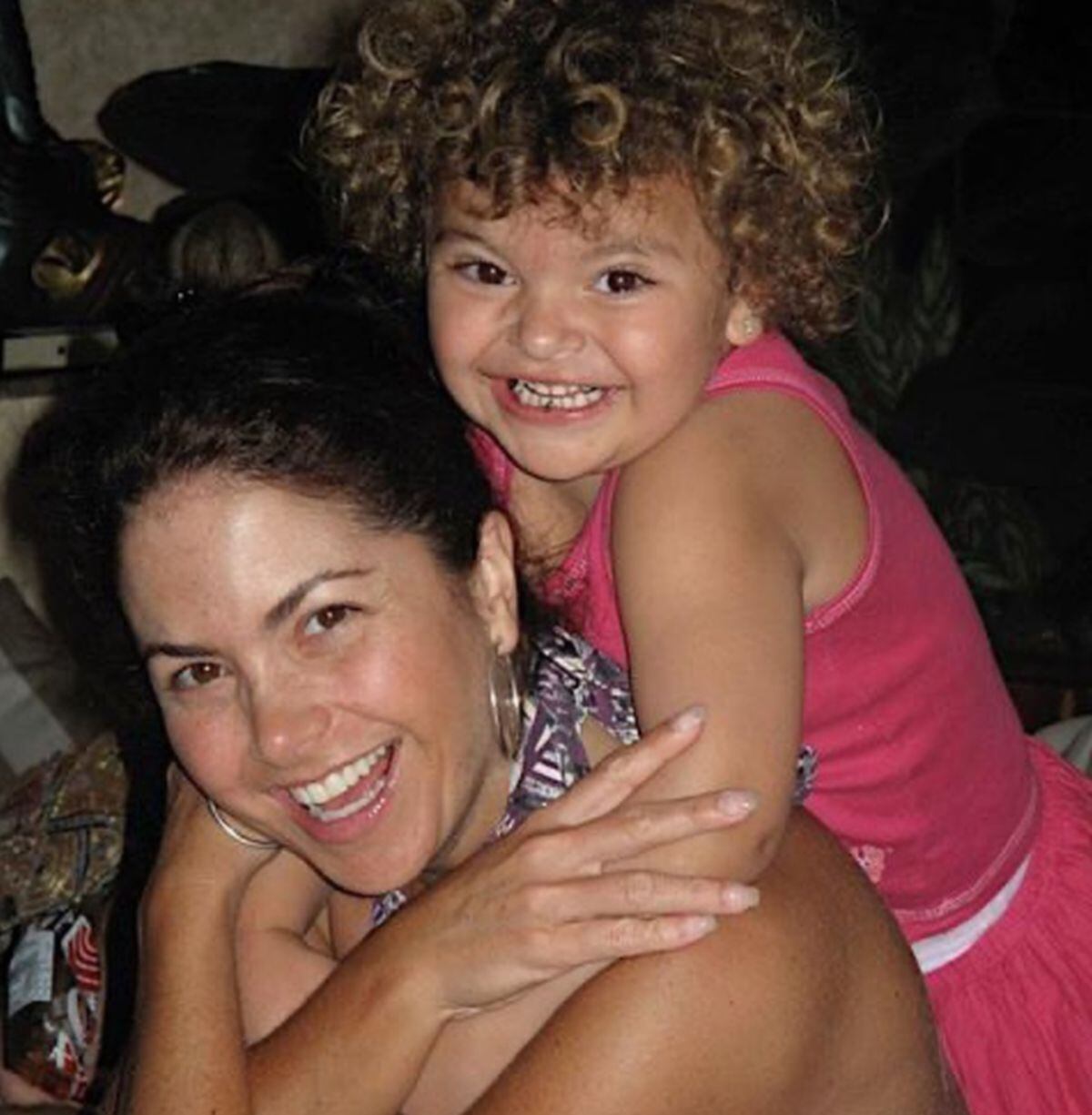 La pequeña haciendo travesuras y sacando una sonrisa a su madre. (Foto: Lucero Mijares / Instagram)