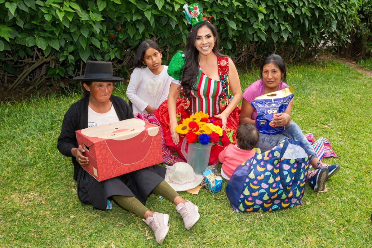 Ex Miss Perú entregó canastas a mamitas trabajadoras y personas de la tercera edad