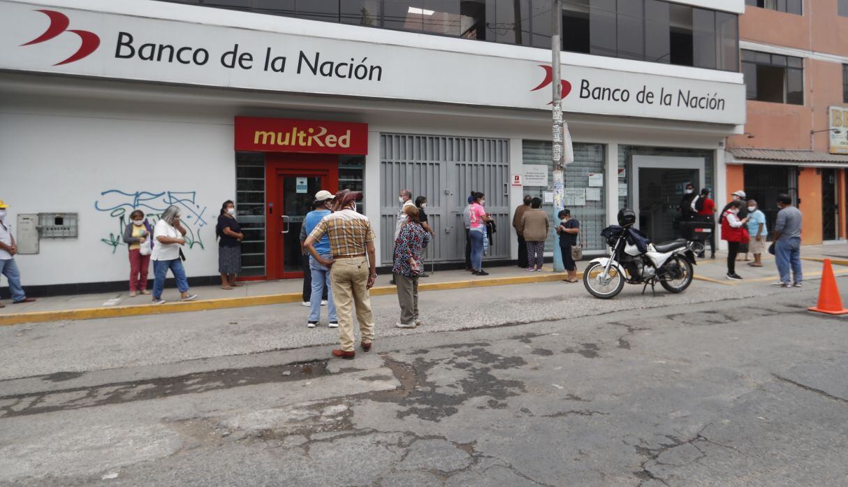 Algunas personas han optado por acudir a las agencias bancarias con la finalidad de obtener información al respecto (Foto: GEC)