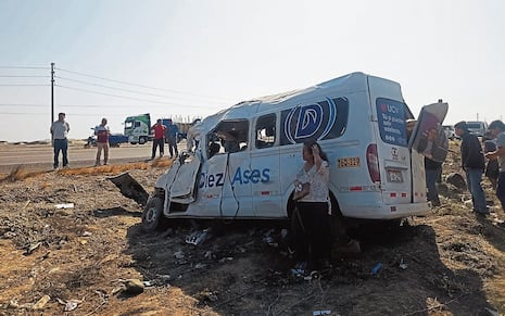 La Libertad: Cuatro muertos y doce heridos en volcadura de minivan en la Panamericana Norte | VIDEO