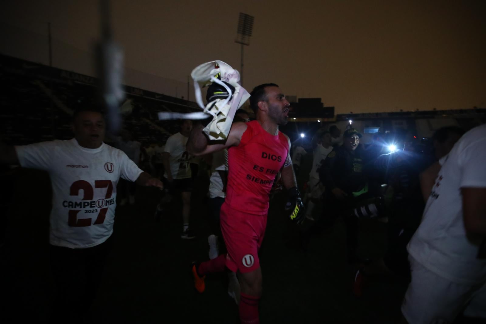 Golero crema festeja en Matute en partido histórco tras apagón (Foto: GEC)