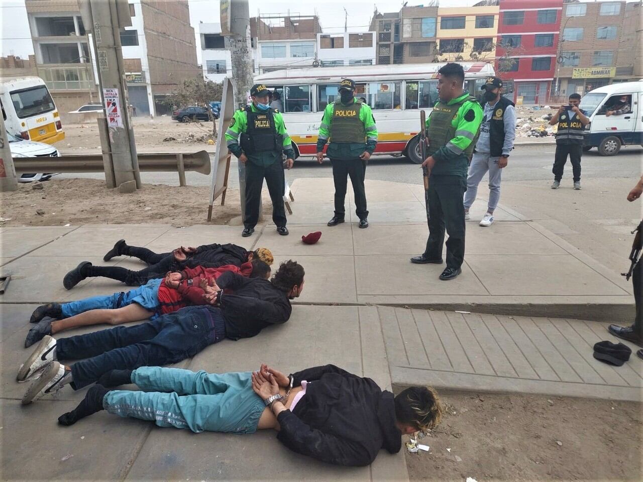 Así terminaron los delincuentes en el suelo.